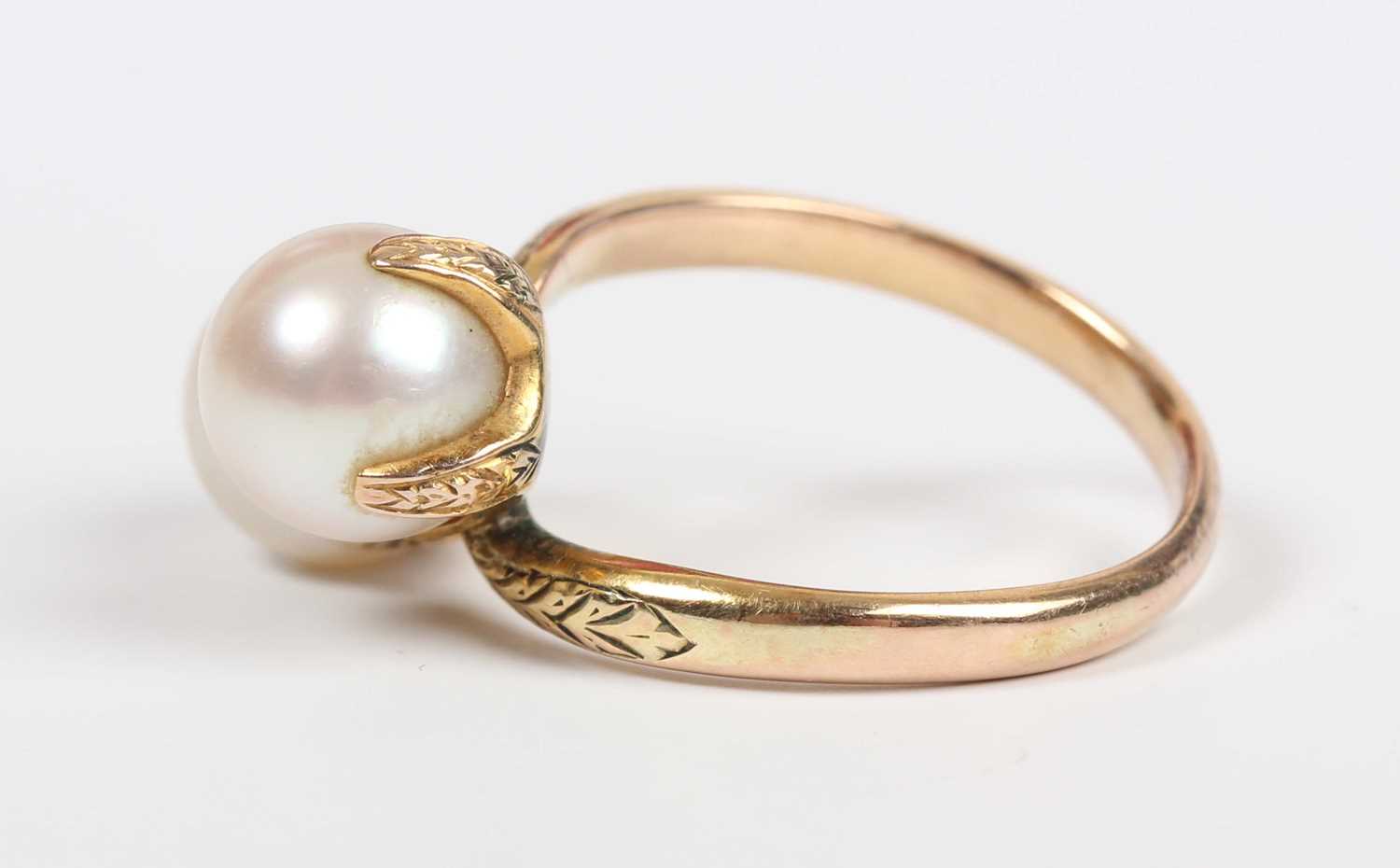 A gold ring, mounted with two cultured pearls in a crossover design, detailed ‘9K’, weight 5g, - Image 4 of 4