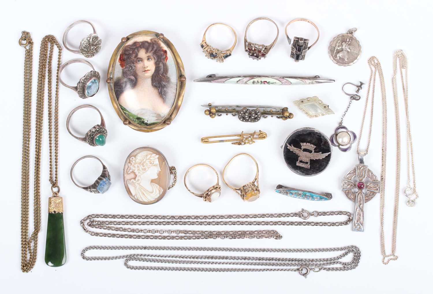 A small group of jewellery, including a gold and oval shell cameo ring, detailed ‘9ct’, ring size