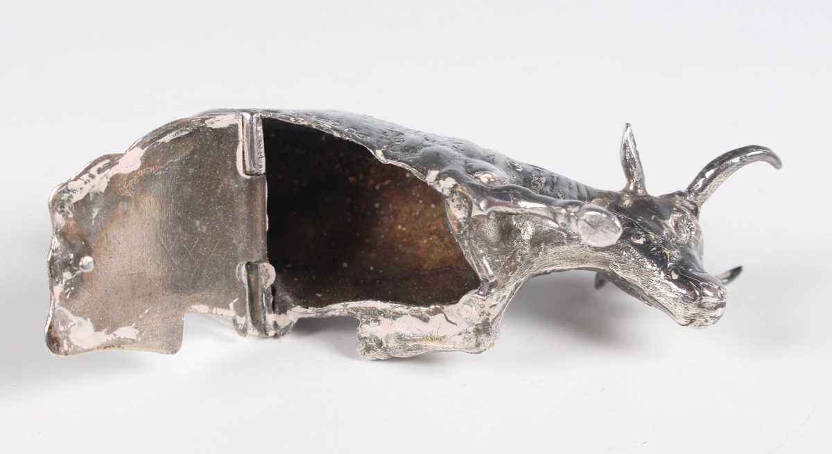 An Edwardian silver novelty snuff box in the form of a recumbent cow, import mark Chester 1903 by - Image 3 of 10