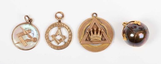 A 9ct gold Masonic fob with a central crown motif, London 1930, length 2.8cm, a gold Masonic