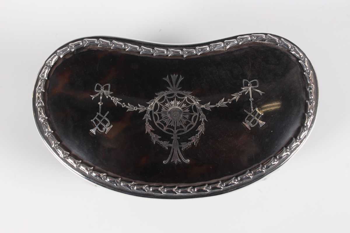 A George V silver and tortoiseshell kidney shaped trinket box with piqué inlaid decoration, on - Image 2 of 5