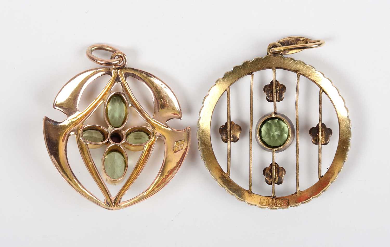 An Art Nouveau gold, peridot and amethyst pendant in a pierced design, detailed ‘9c’, weight 2.2g, - Image 2 of 2