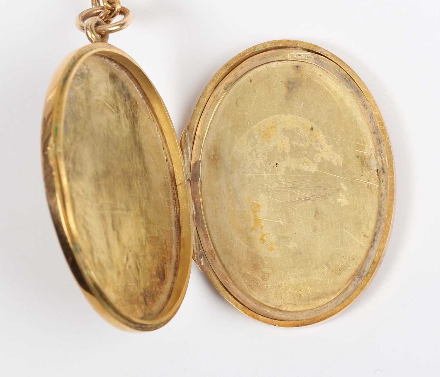 A 9ct gold oval pendant locket, the front with engine turned decoration, Chester 1916, weight 4. - Image 6 of 6