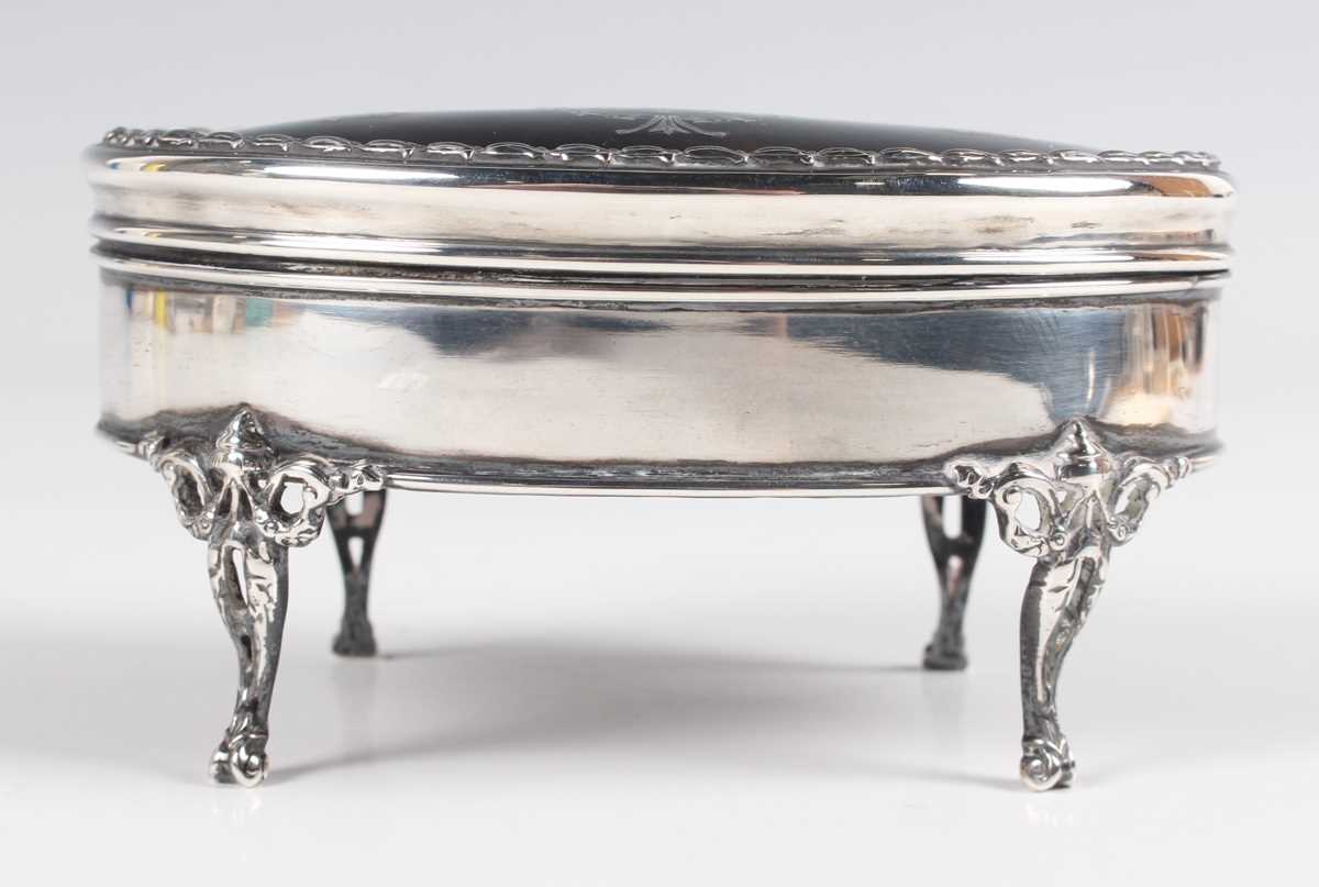 A George V silver and tortoiseshell kidney shaped trinket box with piqué inlaid decoration, on - Image 5 of 5