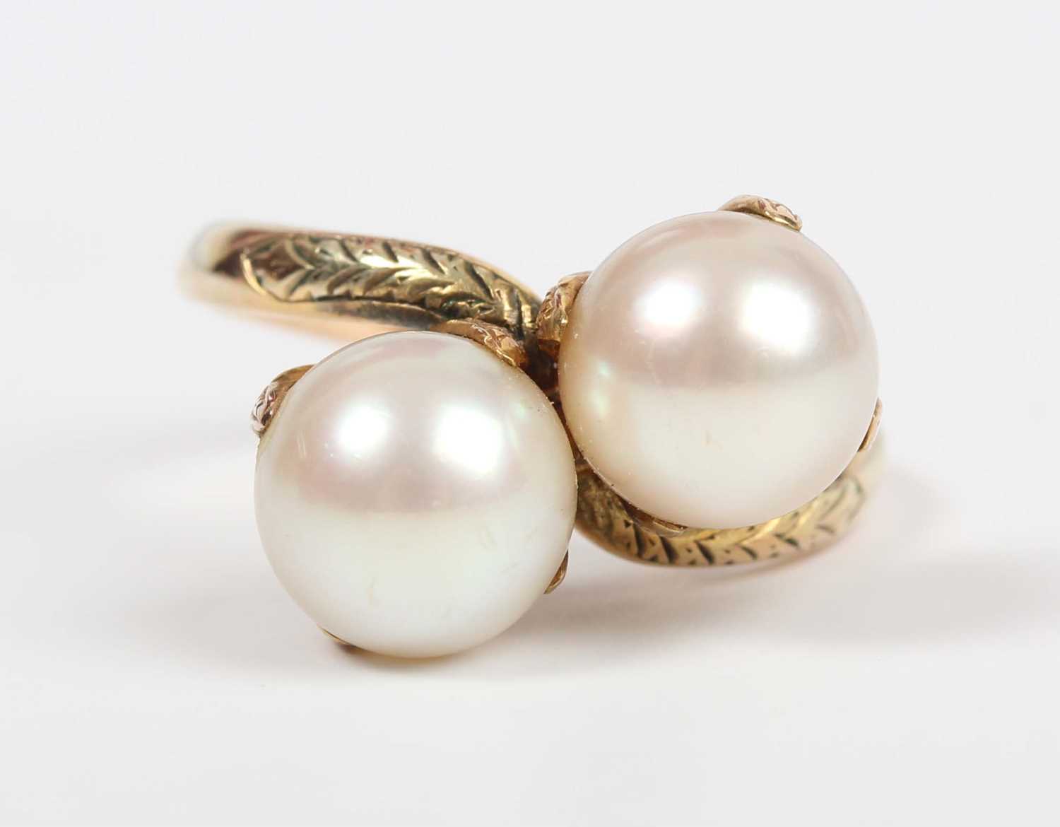 A gold ring, mounted with two cultured pearls in a crossover design, detailed ‘9K’, weight 5g, - Image 3 of 4