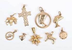 Two 9ct gold charms, comprising a heart and a cross, four gold charms, including a Nefertiti head,