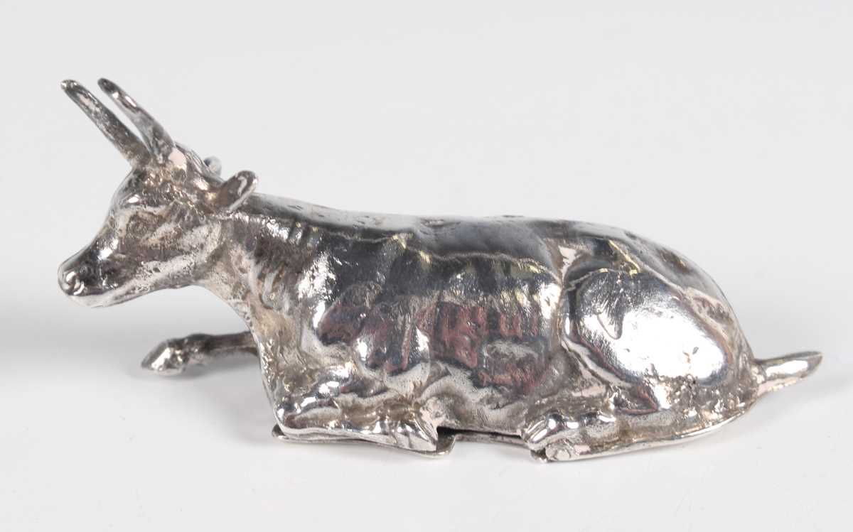 An Edwardian silver novelty snuff box in the form of a recumbent cow, import mark Chester 1903 by - Image 2 of 10