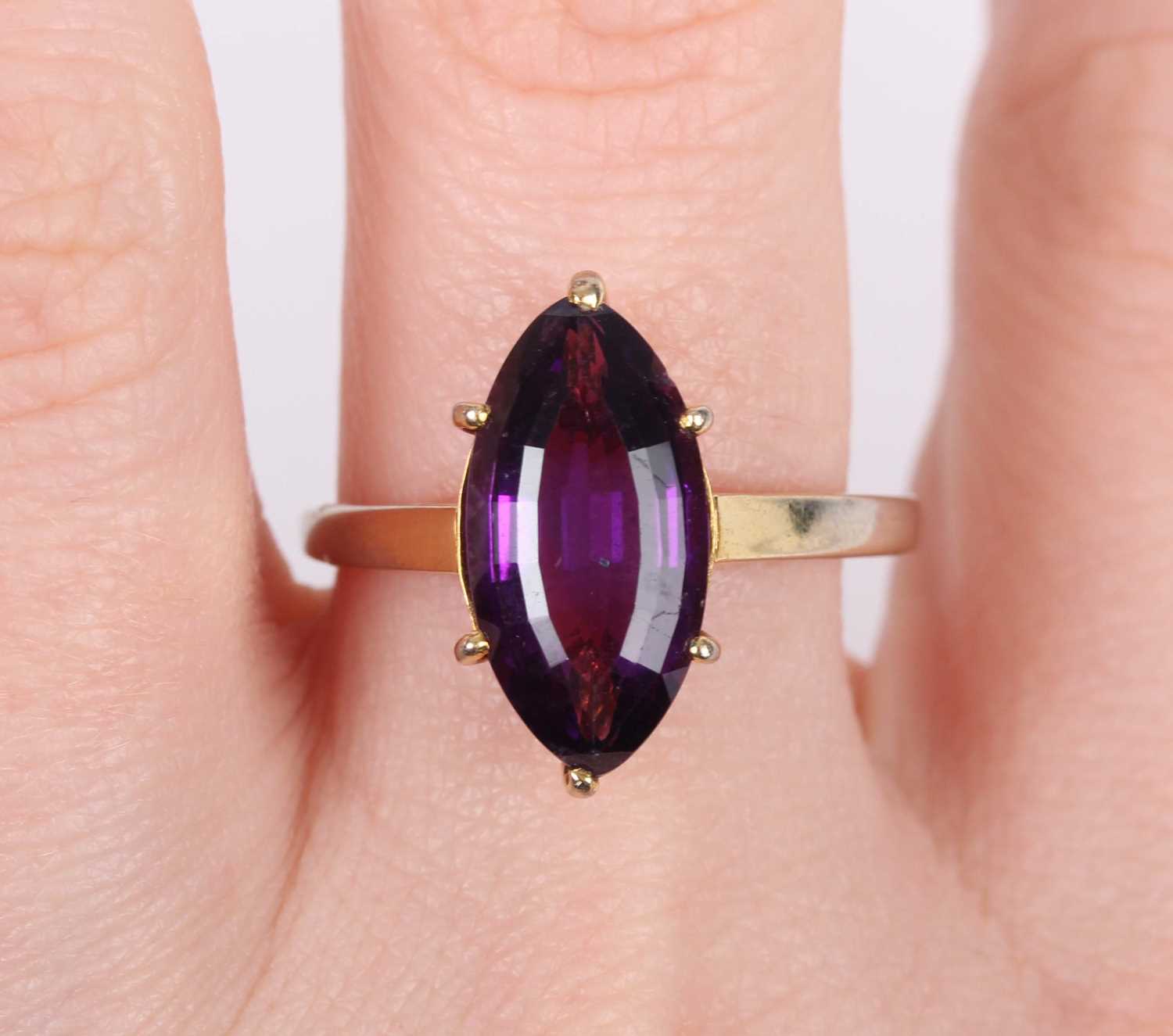 An 18ct gold ring, claw set with a marquise shaped amethyst, London 1985, weight 3.8g, ring size - Image 5 of 5