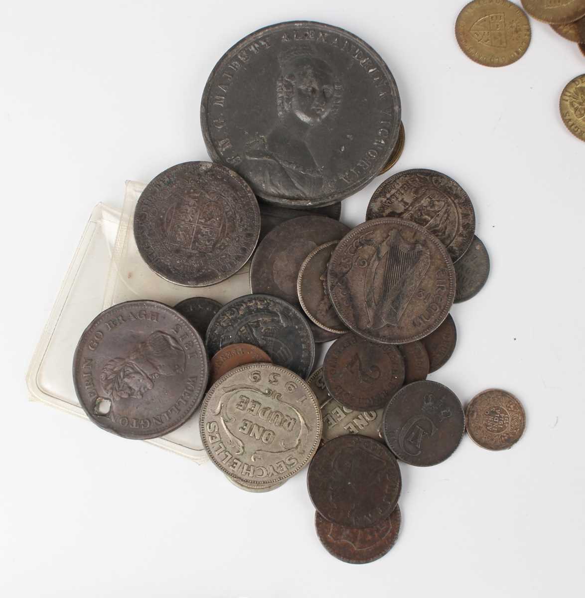 A collection of British and world coins, tokens and other paranumismatic items, including a group of - Image 7 of 8