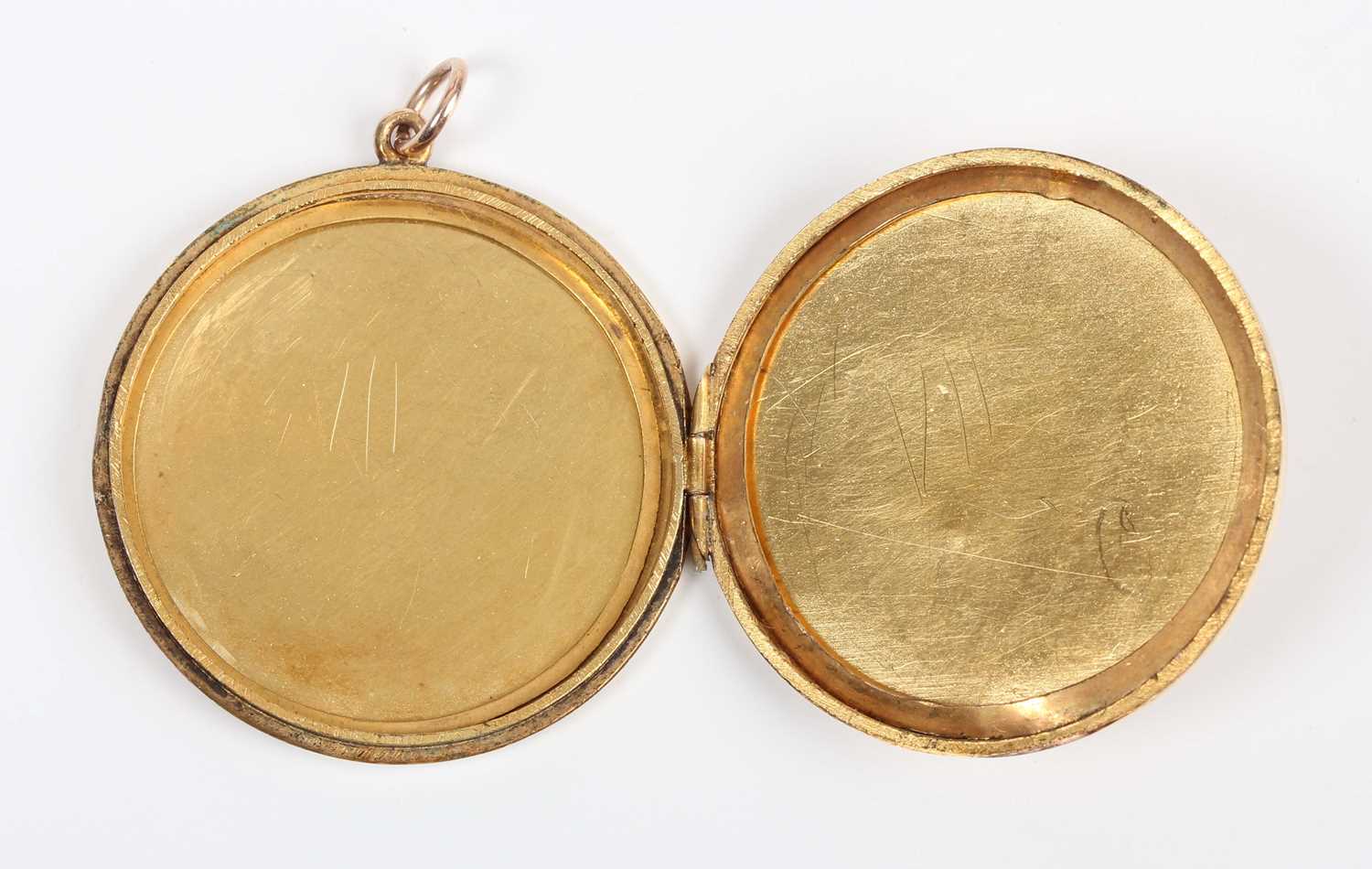 A gold back and front circular pendant locket, decorated with birds and floral sprays, detailed ‘9ct - Image 5 of 5