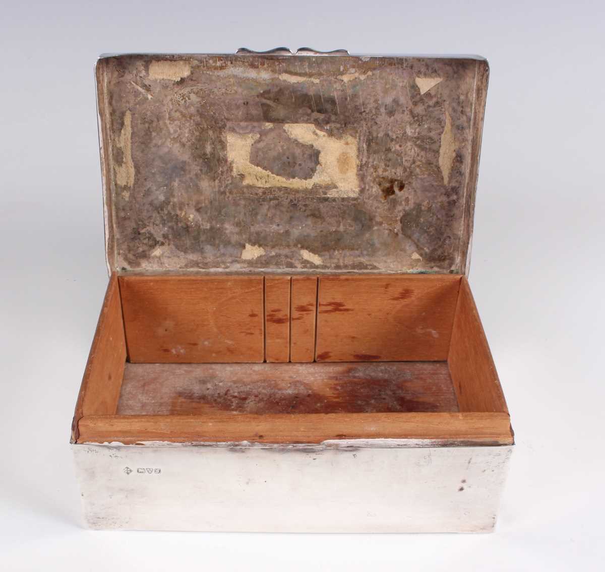 An Edwardian silver rectangular cigarette box, the hinged lid presentation engraved 'Presented to - Image 4 of 5