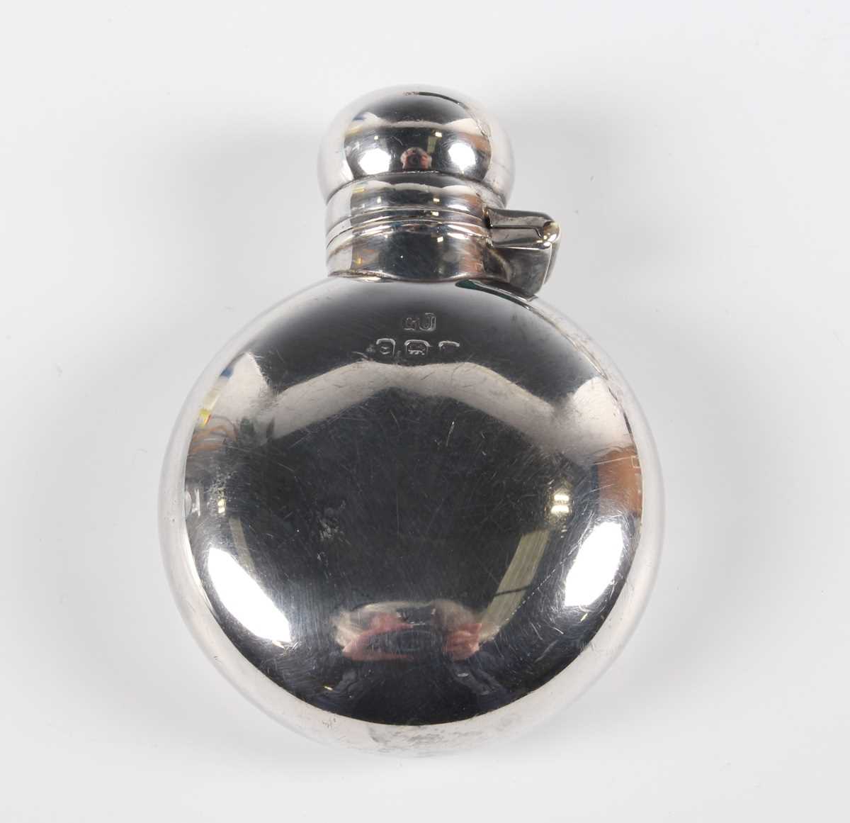 A George V silver hip flask of curved circular form with screw hinged lid, Birmingham 1921 by George - Bild 2 aus 4