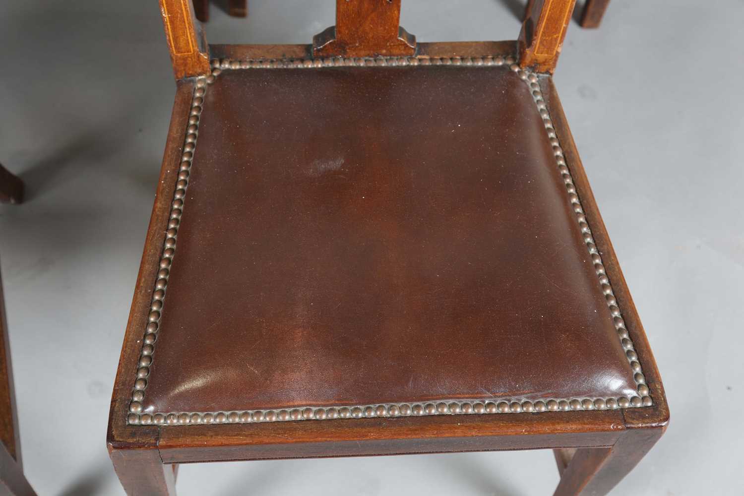 A set of eight Edwardian mahogany pierced splat back dining chairs, the backs inlaid with scallop - Image 27 of 32