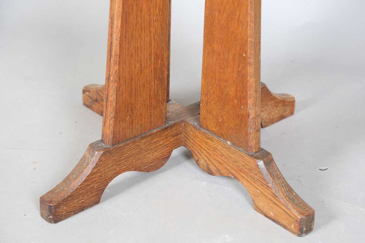 An early 20th century Arts and Crafts oak octagonal occasional table, attributed to Hypnos for - Bild 4 aus 7