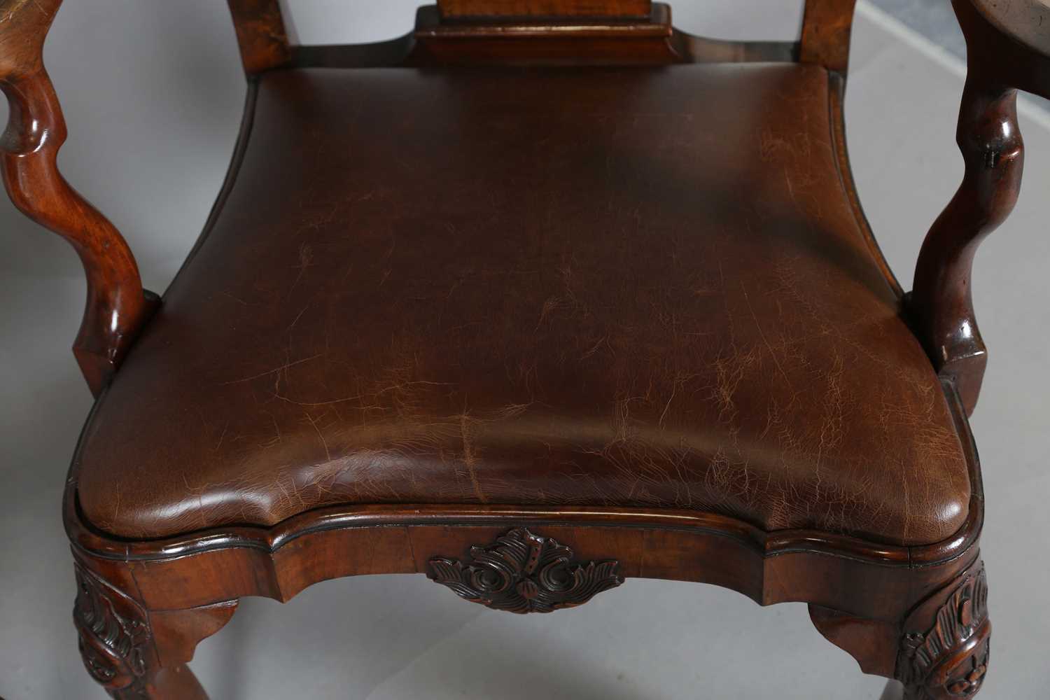 A pair of early 20th century Queen Anne style walnut vase back elbow chairs with brown leather - Image 11 of 19