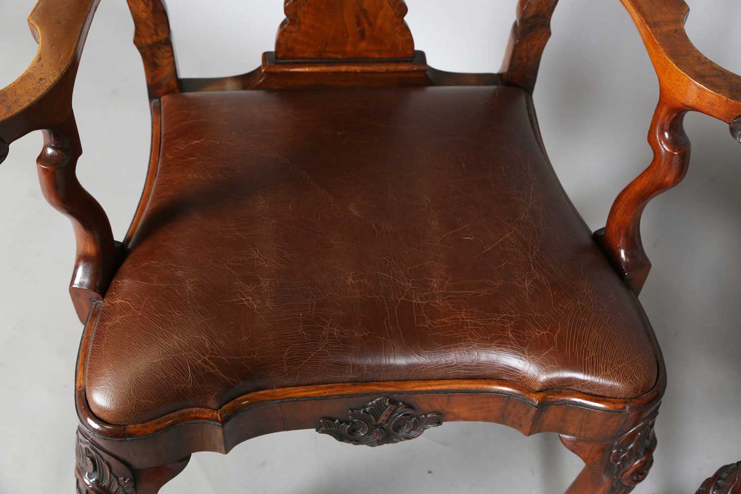 A pair of early 20th century Queen Anne style walnut vase back elbow chairs with brown leather - Image 4 of 19