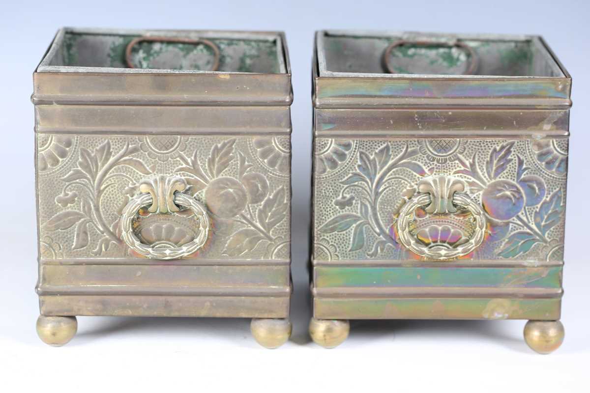 A pair of late Victorian Aesthetic Movement brass square planters, in the manner of Bruce Talbert, - Bild 9 aus 17