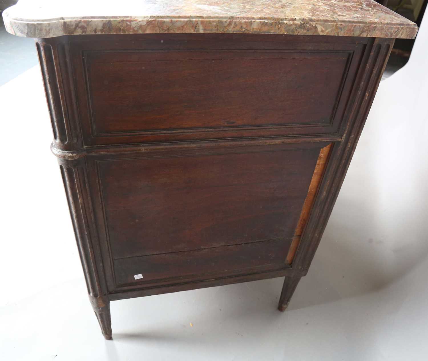 A late 18th century French Louis XVI period walnut three-drawer commode with a rouge marble top - Bild 10 aus 11