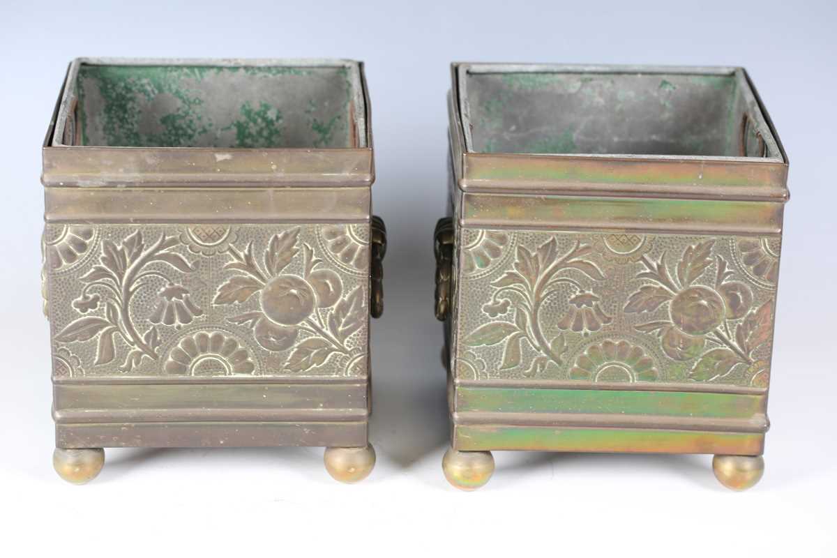 A pair of late Victorian Aesthetic Movement brass square planters, in the manner of Bruce Talbert, - Bild 11 aus 17