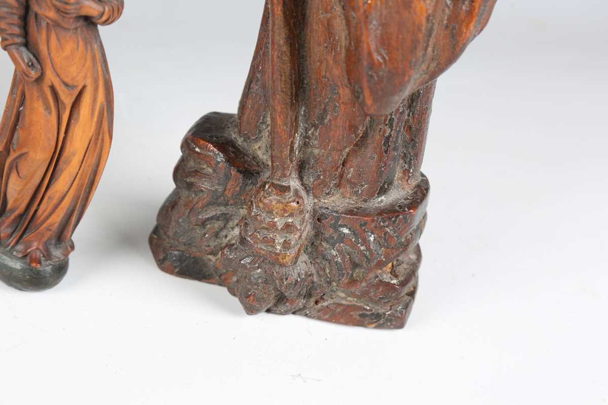 A Continental carved wooden figure of a saint, 16th/17th century, modelled holding a staff, length - Bild 7 aus 15