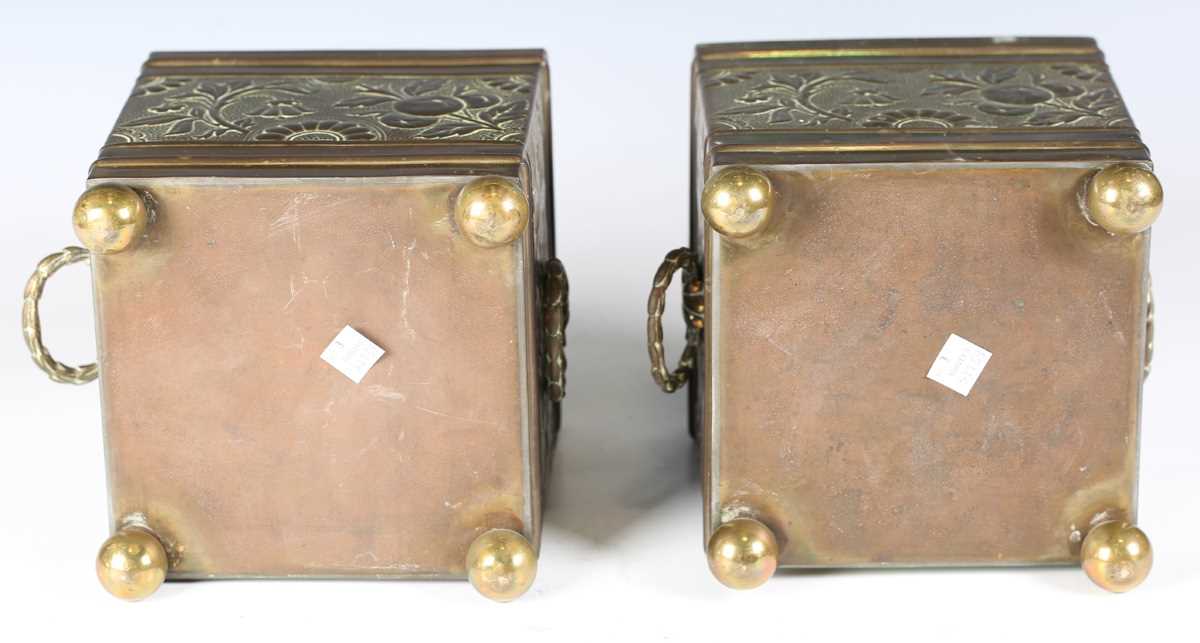 A pair of late Victorian Aesthetic Movement brass square planters, in the manner of Bruce Talbert, - Bild 17 aus 17