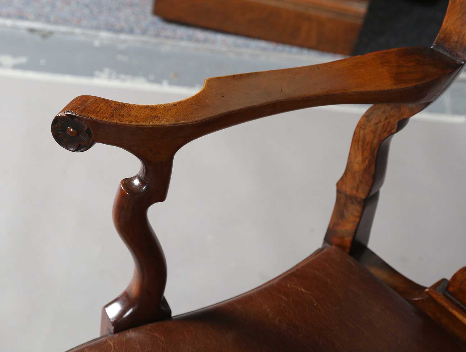 A pair of early 20th century Queen Anne style walnut vase back elbow chairs with brown leather - Image 6 of 19