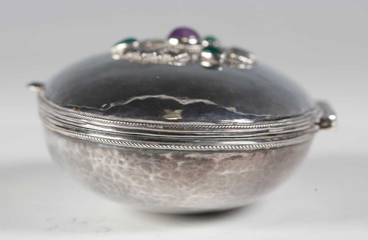 An early 20th century Arts and Crafts silver oval box by the Artificers' Guild, London 1911, the - Image 4 of 9