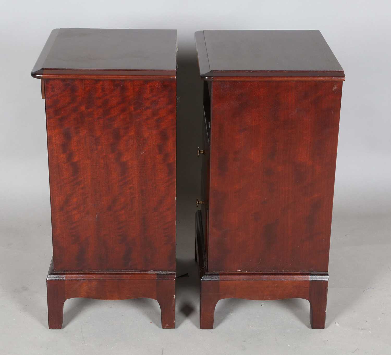 A pair of late 20th century Stag hardwood bedside chests, each with slide, open shelf and two - Bild 7 aus 7