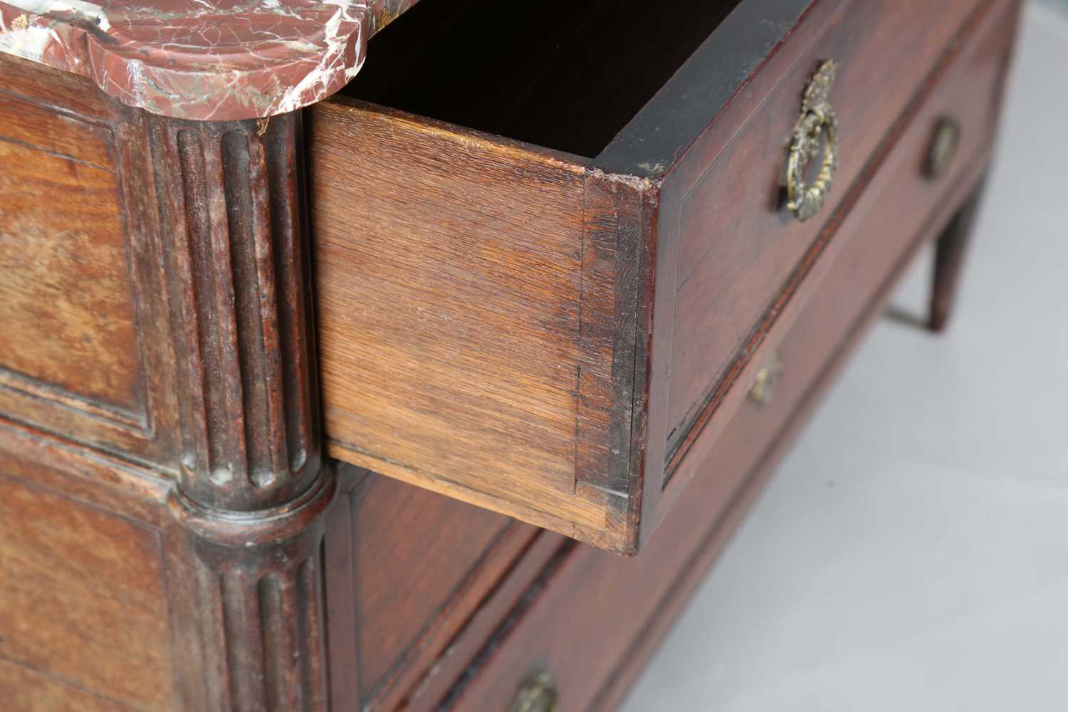 A late 18th century French Louis XVI period walnut three-drawer commode with a rouge marble top - Bild 7 aus 11