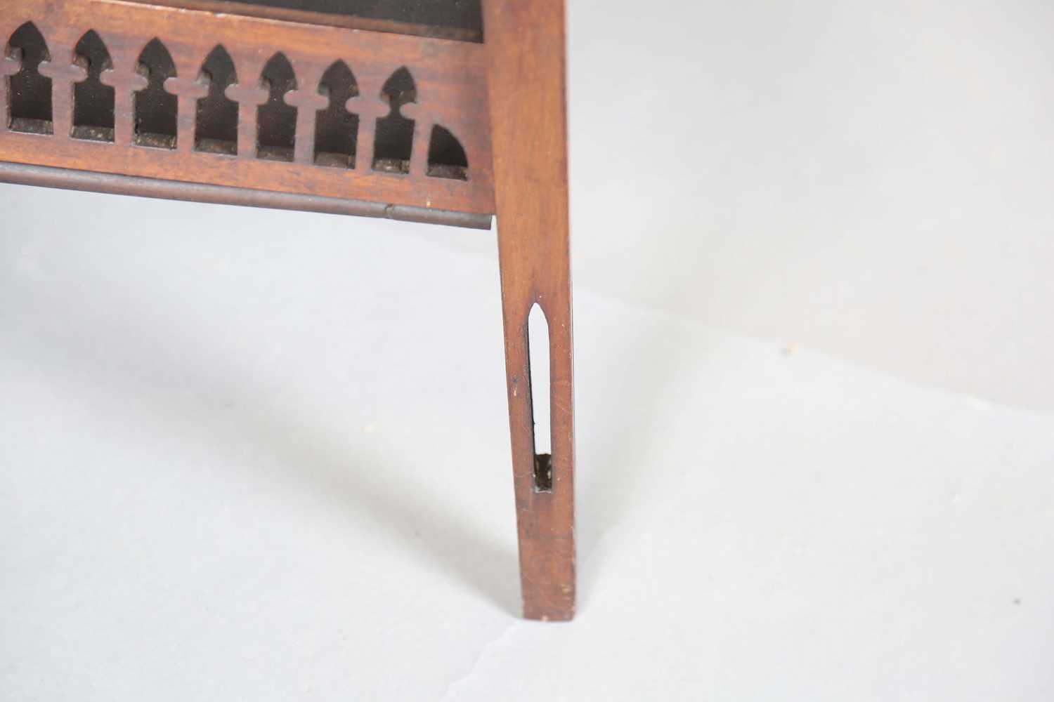 A near pair of Edwardian mahogany square occasional tables, attributed to James Shoolbred, the - Image 9 of 9