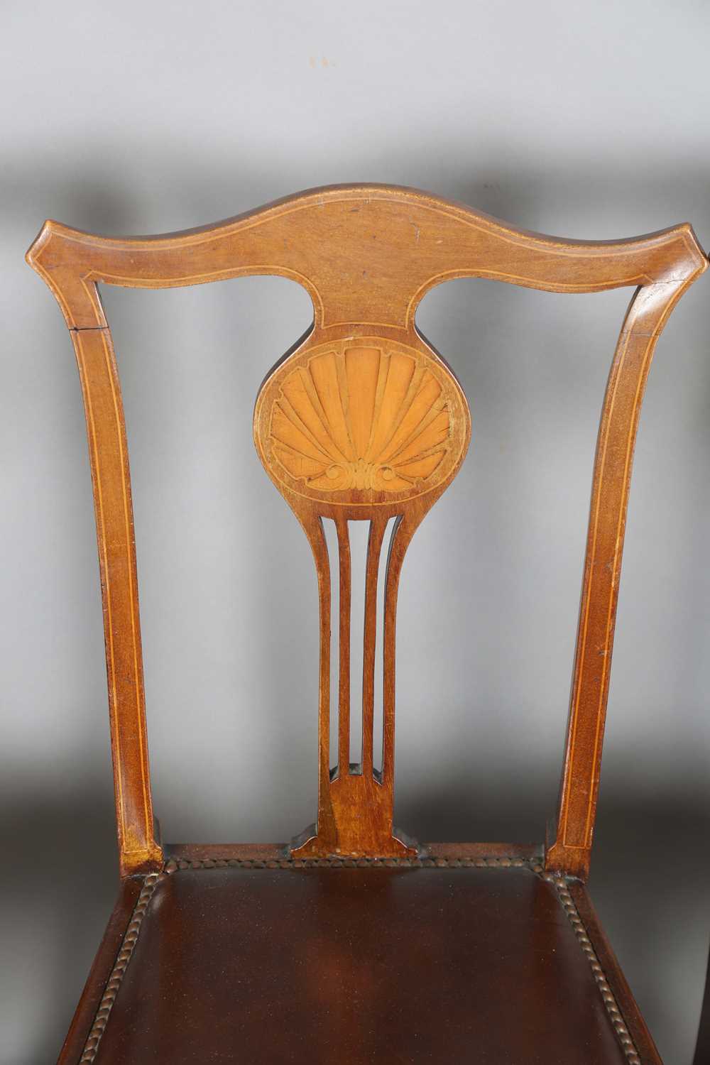 A set of eight Edwardian mahogany pierced splat back dining chairs, the backs inlaid with scallop - Image 18 of 32