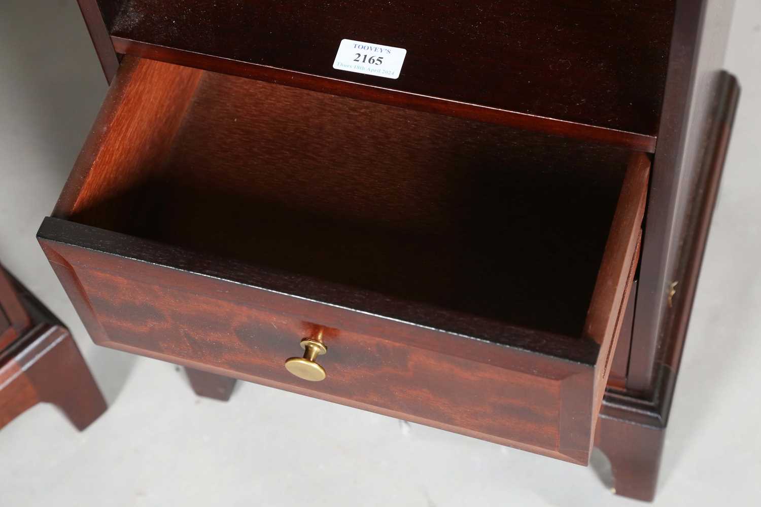 A pair of late 20th century Stag hardwood bedside chests, each with slide, open shelf and two - Bild 4 aus 7