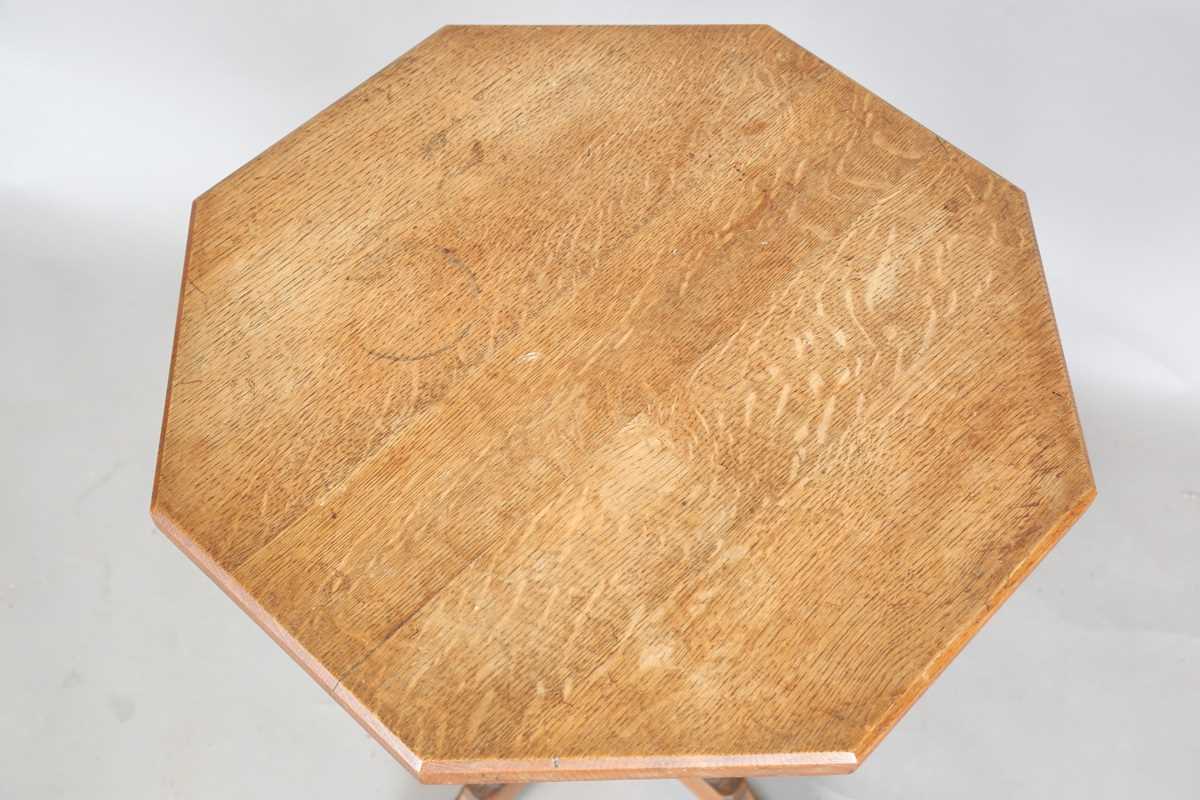 An early 20th century Arts and Crafts oak octagonal occasional table, attributed to Hypnos for - Bild 2 aus 7