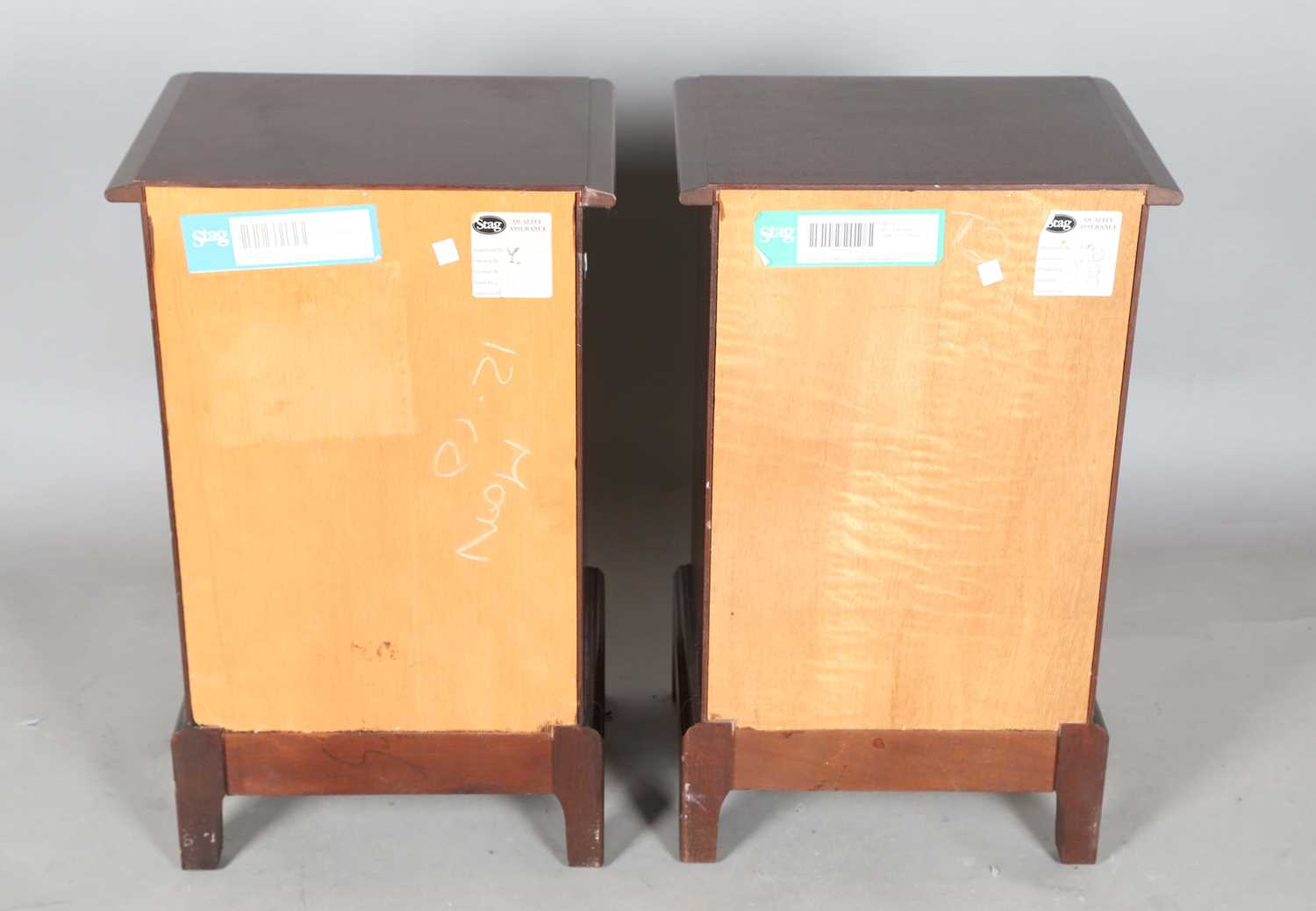 A pair of late 20th century Stag hardwood bedside chests, each with slide, open shelf and two - Bild 6 aus 7