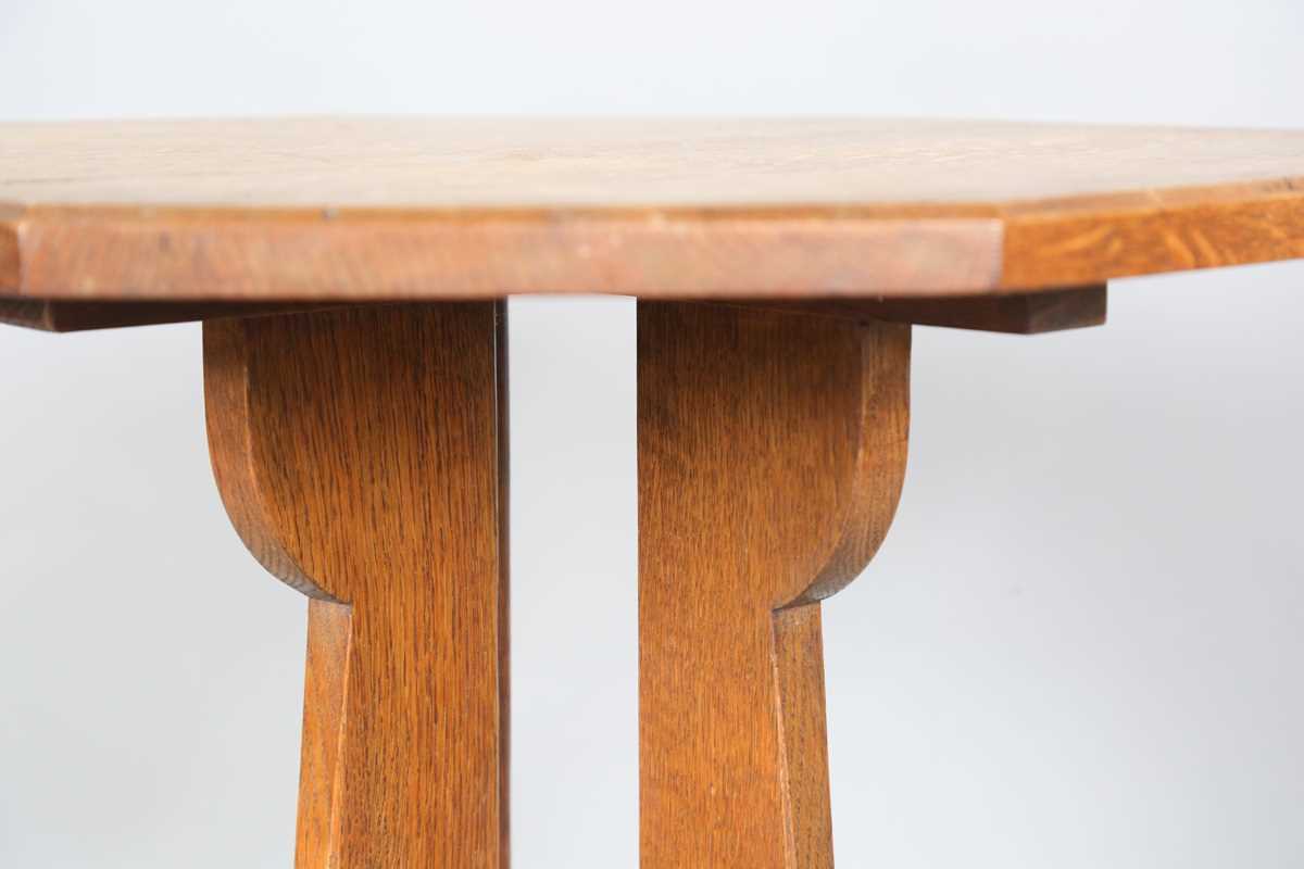 An early 20th century Arts and Crafts oak octagonal occasional table, attributed to Hypnos for - Bild 3 aus 7