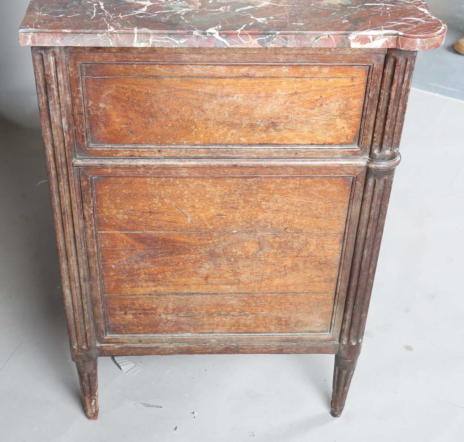 A late 18th century French Louis XVI period walnut three-drawer commode with a rouge marble top - Bild 8 aus 11