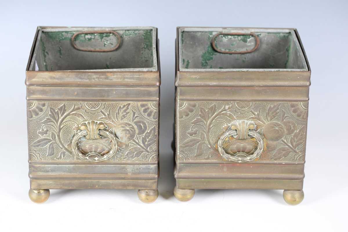 A pair of late Victorian Aesthetic Movement brass square planters, in the manner of Bruce Talbert, - Bild 12 aus 17