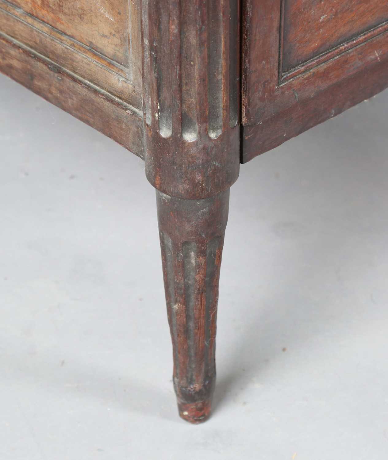 A late 18th century French Louis XVI period walnut three-drawer commode with a rouge marble top - Bild 6 aus 11