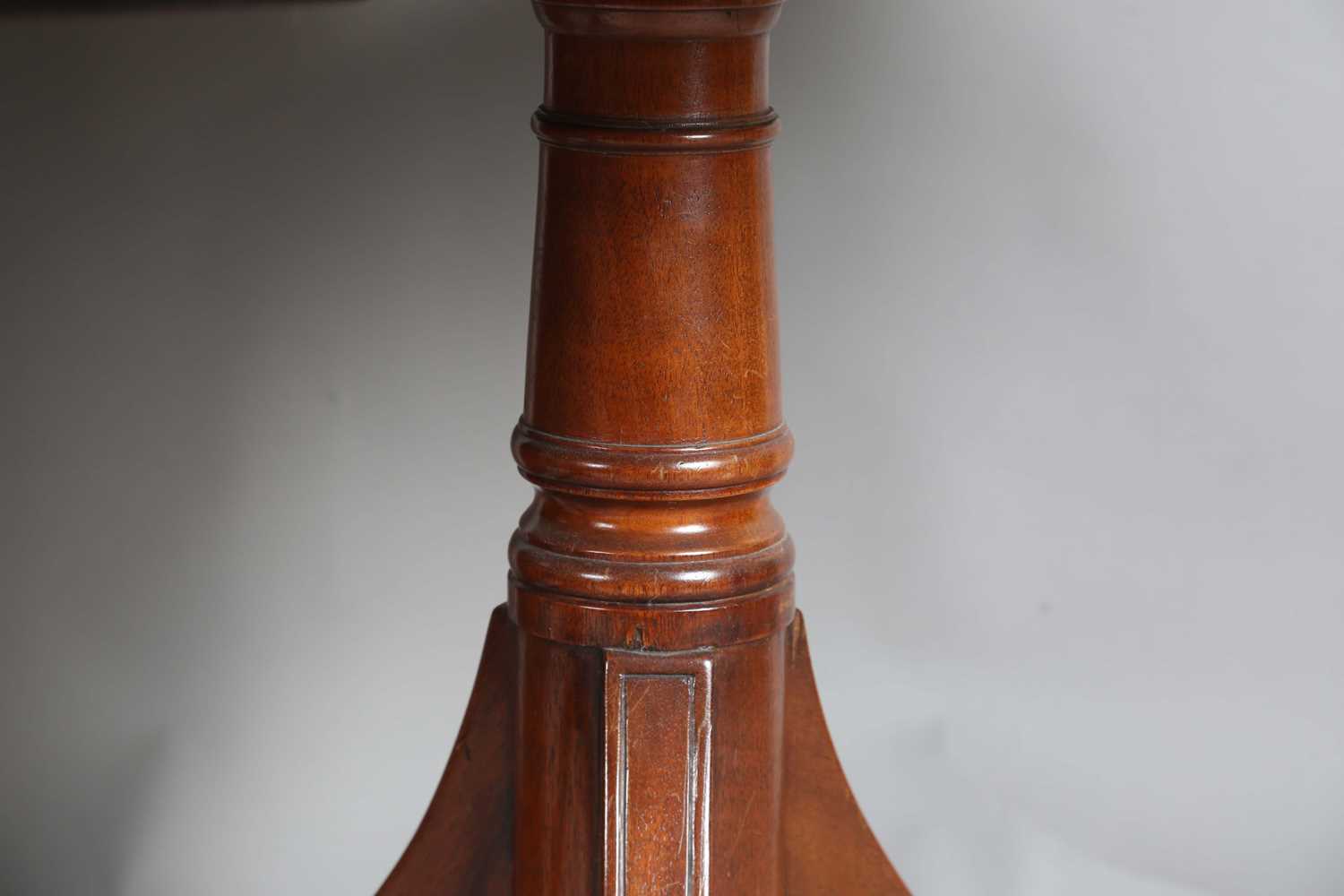 A set of eight Edwardian mahogany pierced splat back dining chairs, the backs inlaid with scallop - Image 30 of 32