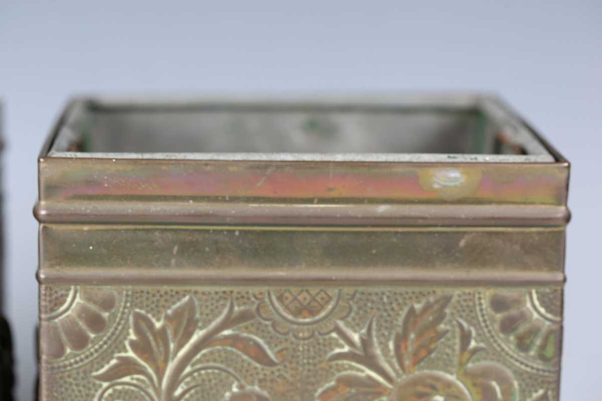 A pair of late Victorian Aesthetic Movement brass square planters, in the manner of Bruce Talbert, - Bild 5 aus 17