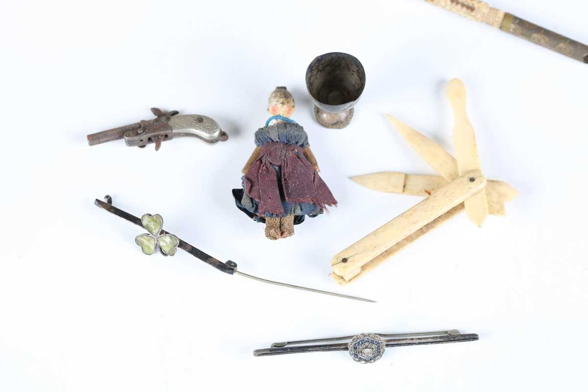 A mixed group of collectors' items, including an early 20th century metal doll's pram, length - Bild 3 aus 11