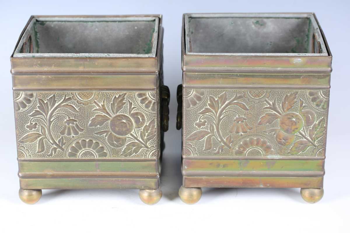 A pair of late Victorian Aesthetic Movement brass square planters, in the manner of Bruce Talbert, - Bild 2 aus 17