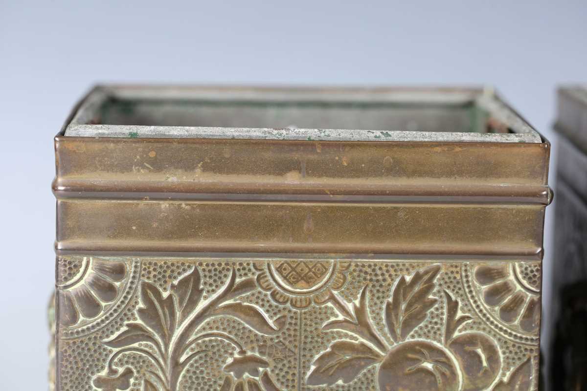 A pair of late Victorian Aesthetic Movement brass square planters, in the manner of Bruce Talbert, - Bild 6 aus 17