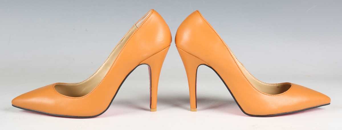 A pair of Christian Louboutin tan leather high-heeled lady's shoes, size 39. - Image 6 of 18