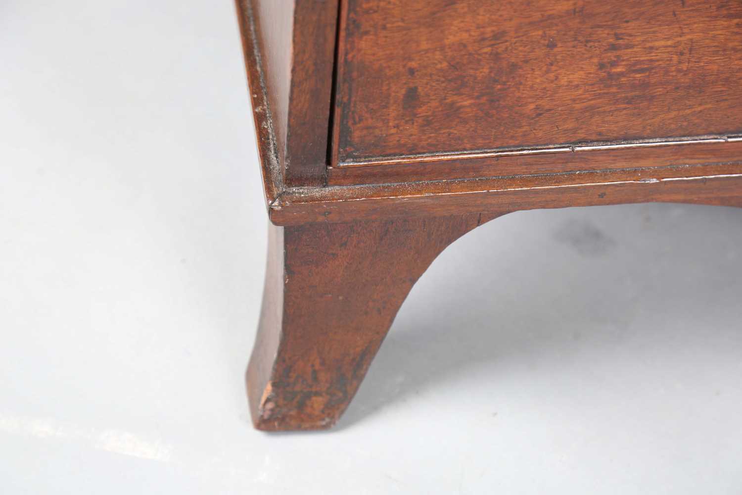 A George III mahogany chest of drawers, on splayed bracket feet, height 107cm, width 104cm, depth - Image 5 of 8