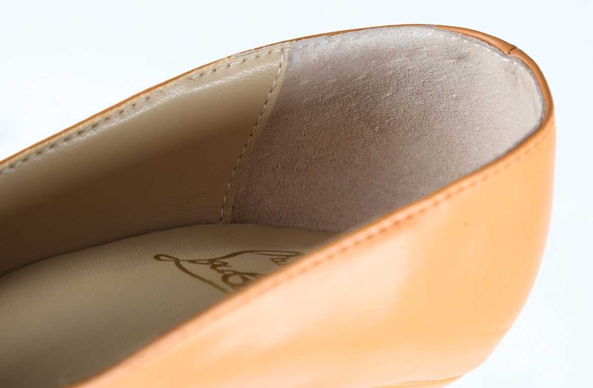 A pair of Christian Louboutin tan leather high-heeled lady's shoes, size 39. - Image 16 of 18