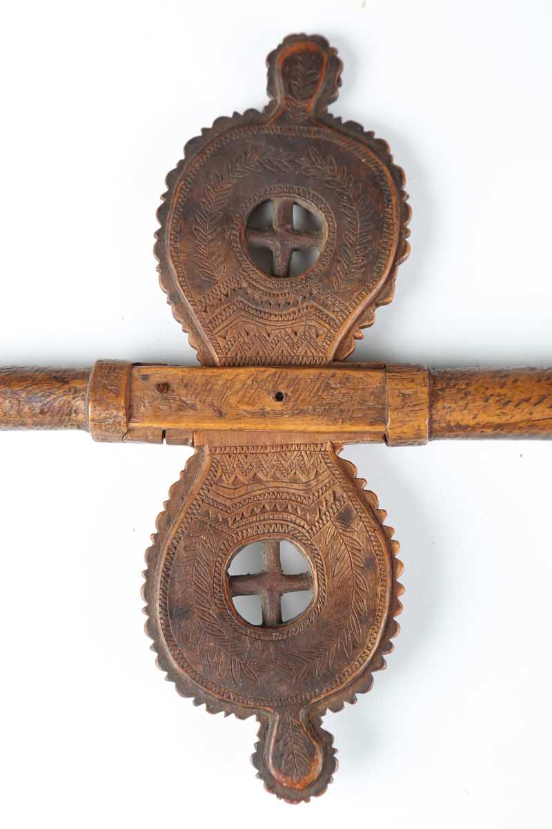 A 19th century patinated treen distaff, probably Greek, the shaped crosspiece finely incised with - Image 8 of 12