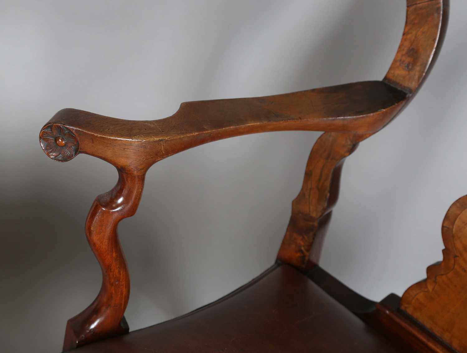 A pair of early 20th century Queen Anne style walnut vase back elbow chairs with brown leather - Image 12 of 19