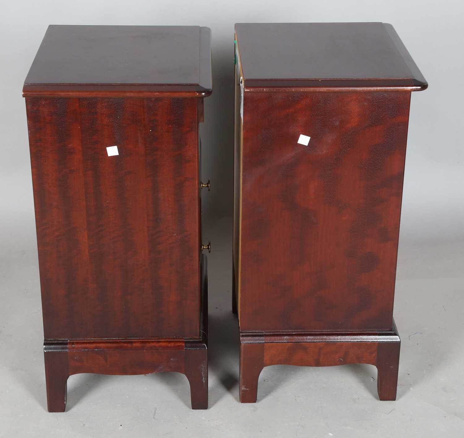 A pair of late 20th century Stag hardwood bedside chests, each with slide, open shelf and two - Bild 5 aus 7