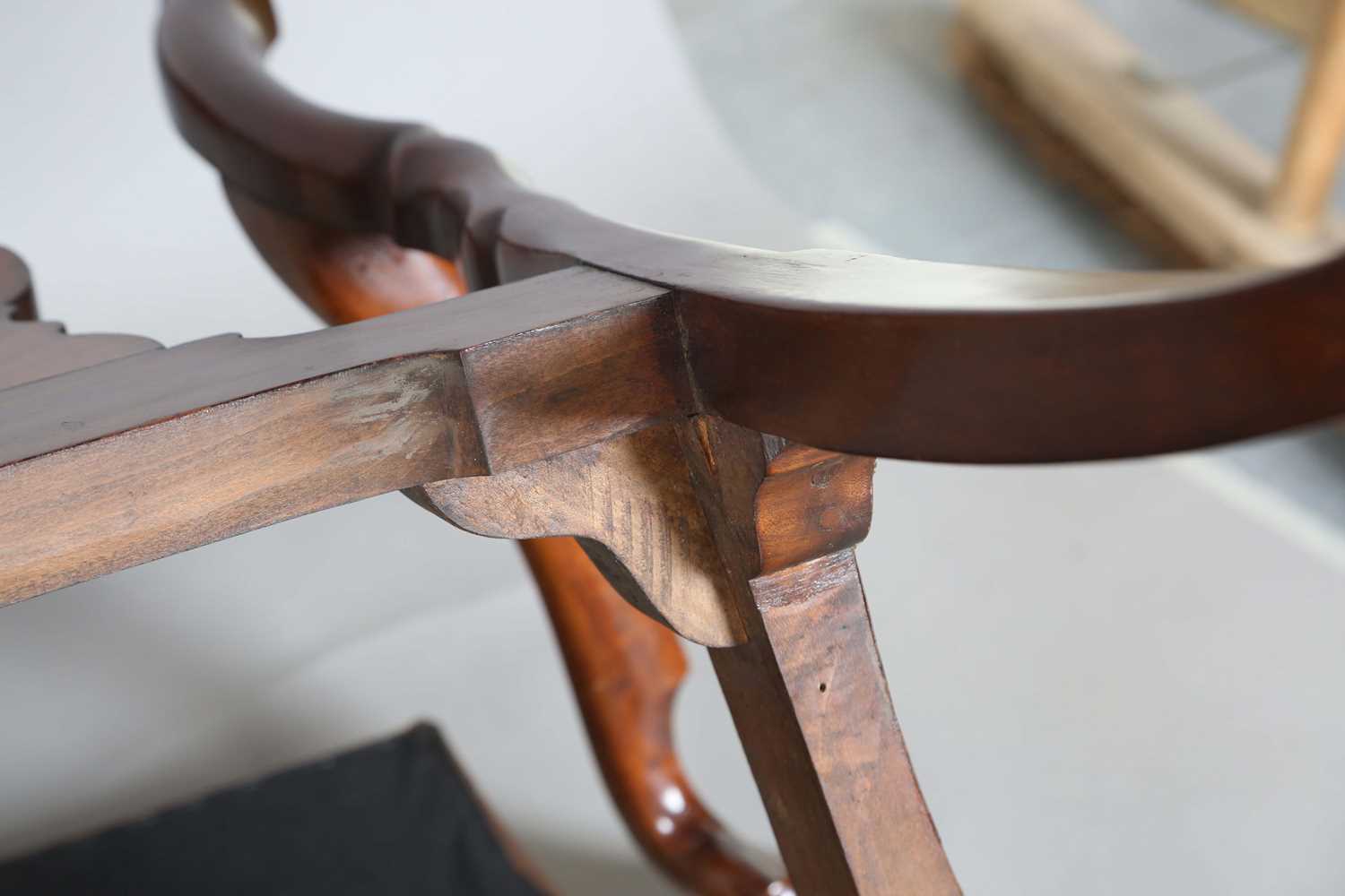 A pair of early 20th century Queen Anne style walnut vase back elbow chairs with brown leather - Image 19 of 19